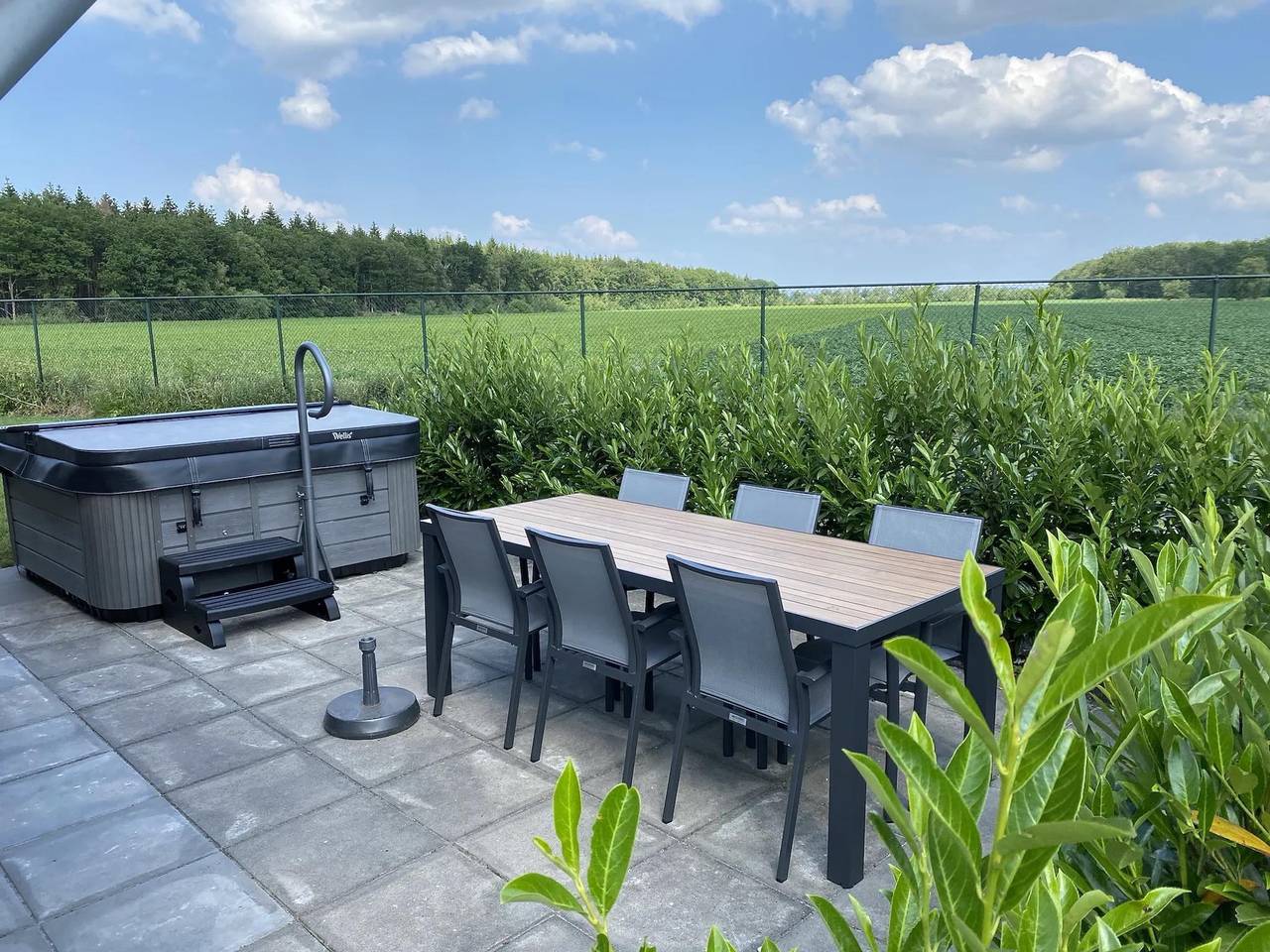 Wellnessbungalow aan het meer met hot tub in Drenthe