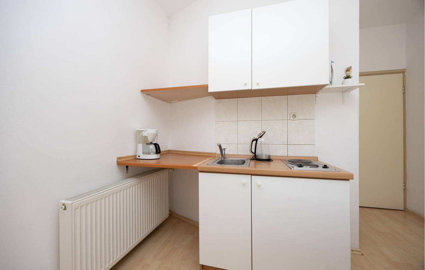 Ganze Ferienwohnung, Charmantes Apartment mit Terrasse, WLAN und Strandzugang in 2 km Entfernung in Kastel Novi, Kaštela