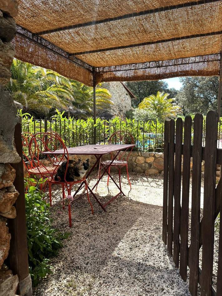 Gîte pour 4 personnes, avec Terrasse ainsi que Jardin et Piscine à OMS (homonymie)