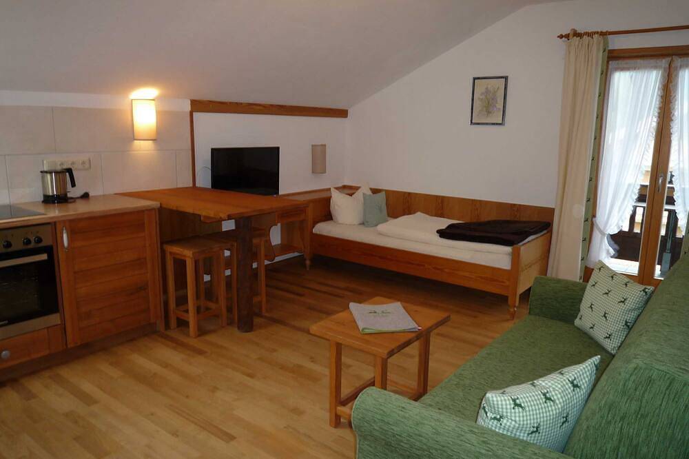 Guesthouse Johanna - Single apartment no. 9, 2nd floor, east-facing balcony in Bad Wiessee, Bavarian Alps