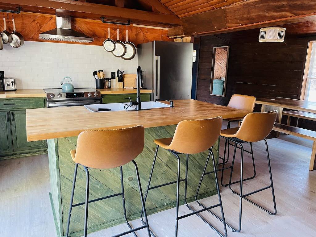 Charming Cottage with Jacuzzi, Fire Pit and Access to Nearby Lakes! in Smallwood, Sullivan County