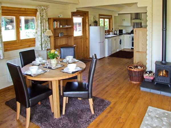 Cabaña de madera para 2 personas con terraza in Cropthorne, Worcestershire