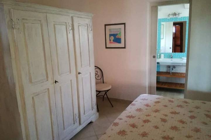 Bellissimo appartamento in villa con vista mare e curatissimo giardino in Punta Molara, San Teodoro