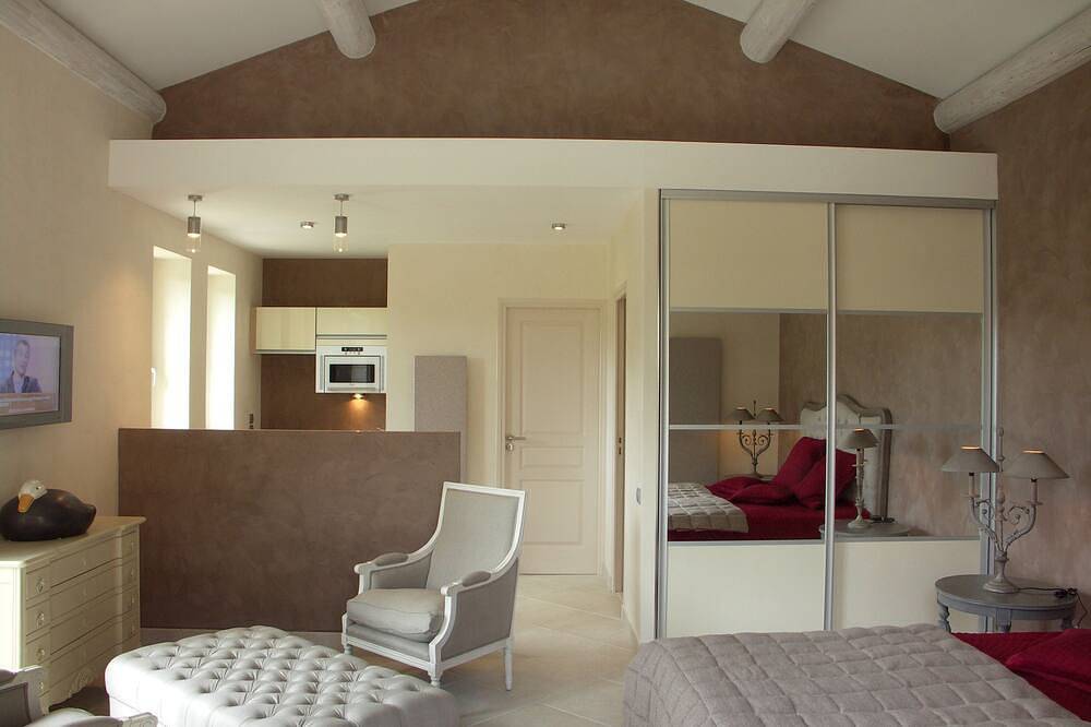 Studio de charme situé au cœur d'un domaine arboré de 70 hectares in Boffres, Région de Tournon-sur-Rhône