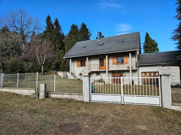 Gîte pour 6 personnes, avec balcon et vue à Montgreleix