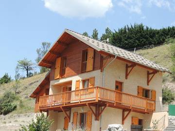 Gîte pour 8 personnes, avec balcon à Eygliers
