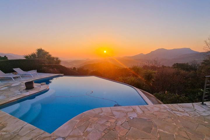 Location de vacances pour 10 personnes, avec jardin et piscine, adapté aux familles à Les Adrets-de-l'Estérel - 4