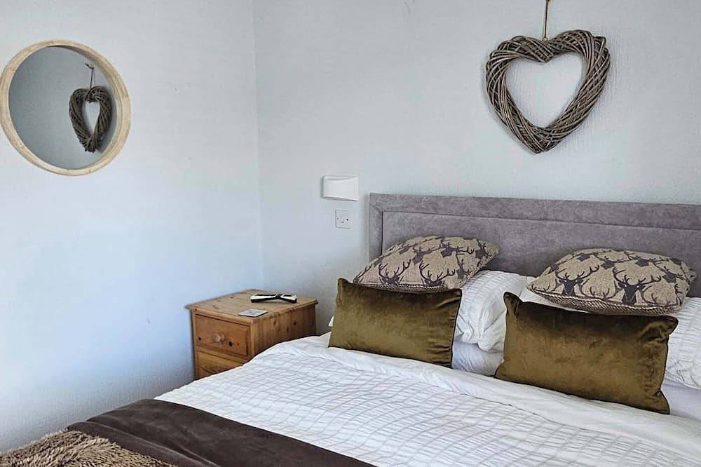 Lakeside Lodge with 6 berth hot tub and private fishing peg in Tattershall, Lincolnshire