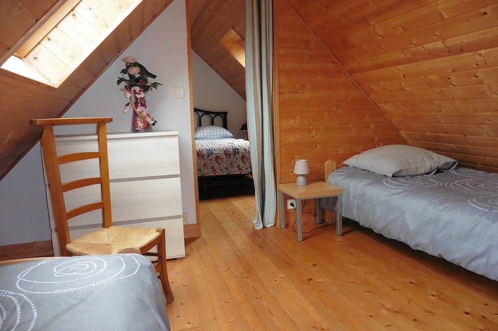 La Mer à pied, maison en bois nichée dans la verdure. in Roscanvel, Région de Châteaulin