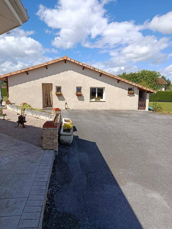 Location de vacances pour 4 personnes, avec vue ainsi que piscine et jardin, adapté aux familles dans Gourdan-Polignan - 3