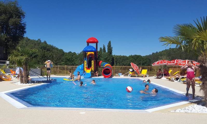 Location de vacances pour 6 personnes, avec Terrasse ainsi que Jardin et Piscine à Thenon