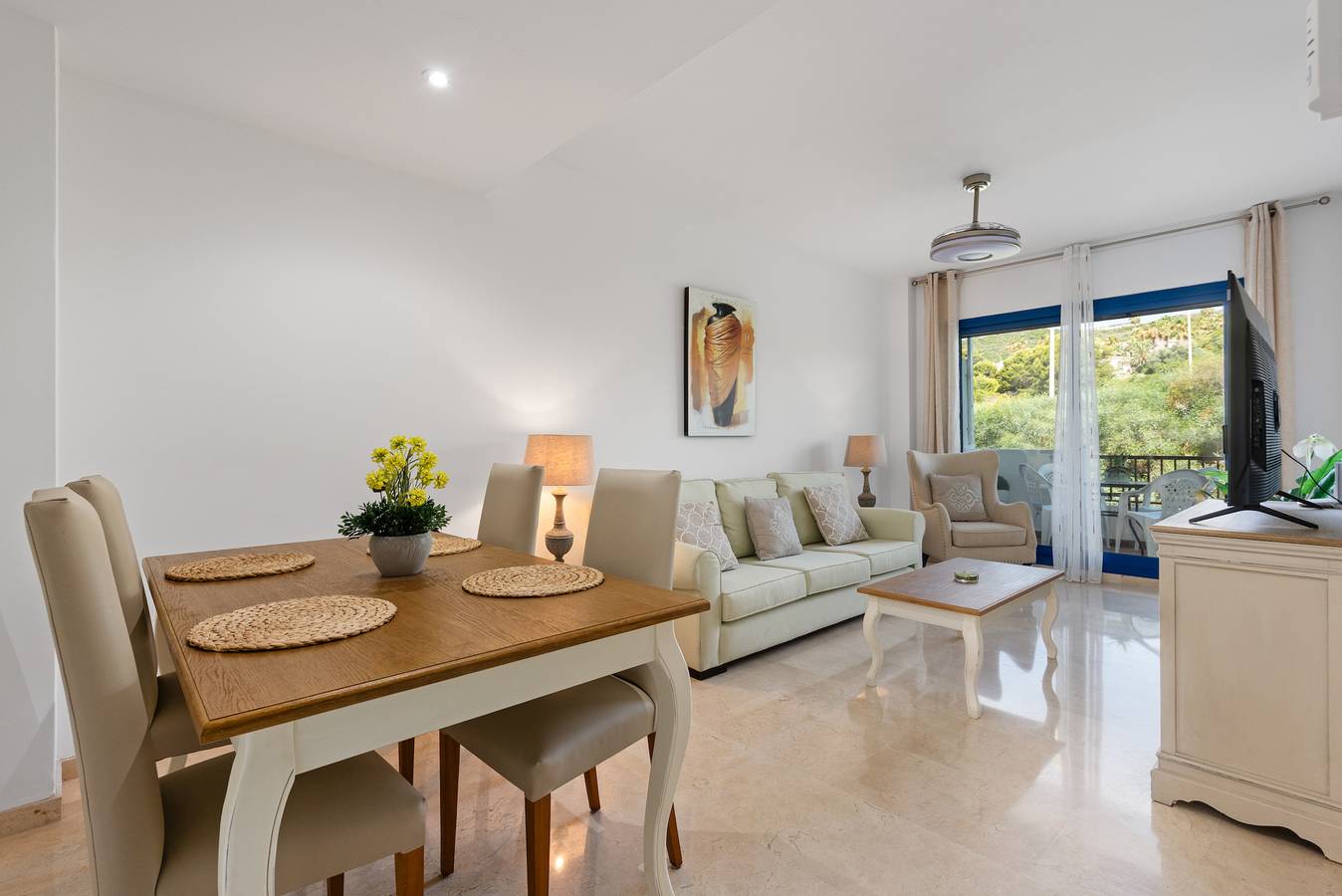 Entire apartment, Apartment 'Brisa Del Puerto' with Shared Pool, Wi-Fi and Air Conditioning in Puerto de la Duquesa, Manilva