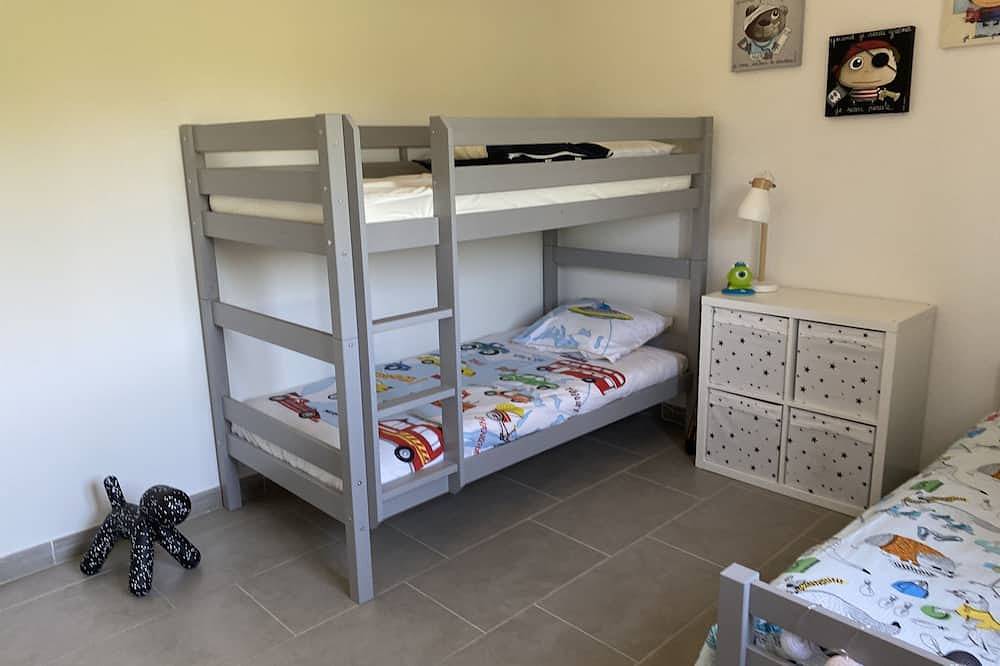 Mini villa in residence with swimming pool and janitor, beach on foot in Pinarellu, Zonza