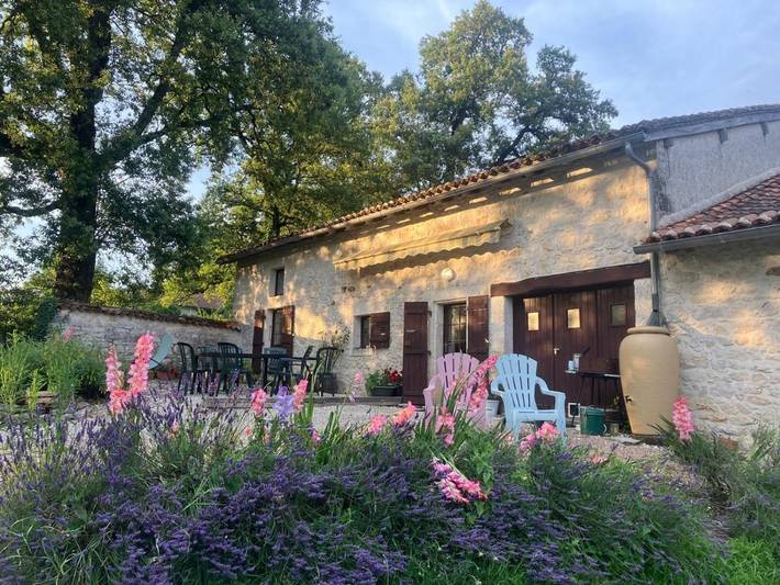 Location de vacances pour 11 personnes, avec Terrasse et Jardin ainsi que Piscine et Vue à Varaignes