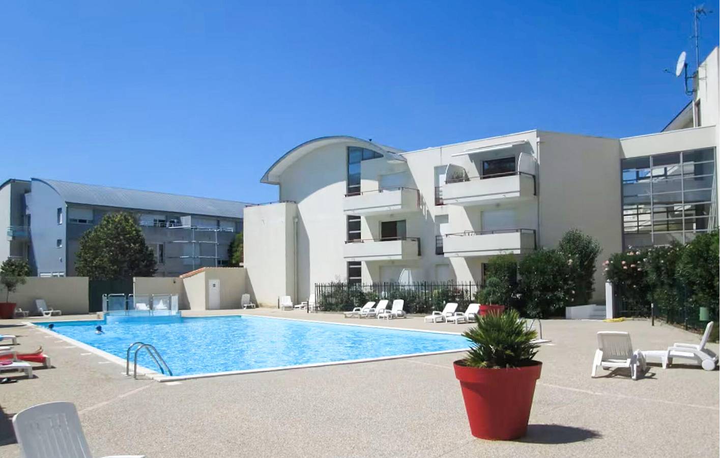 Entire holiday apartment, Cozy Apartment 500m from Beach with Pool & Parking in La Rochelle, La Rochelle region