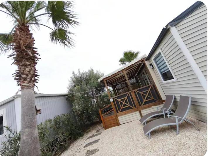 Camping pour 6 personnes, avec bassin pour enfant ainsi que jardin et piscine, adapté aux familles