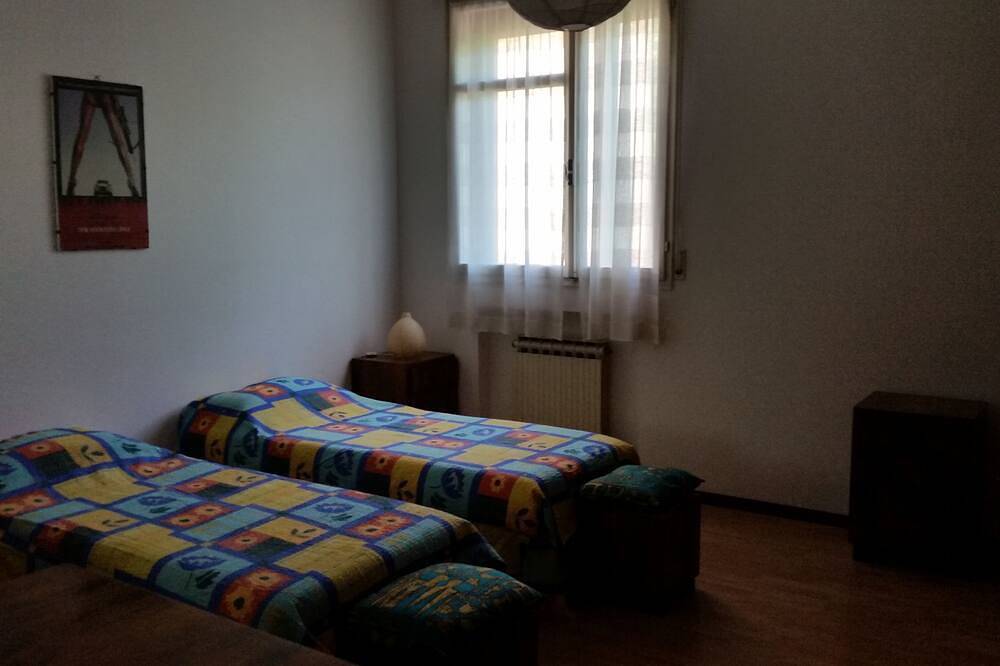 Apartamento entero, Muy tranquila casa de vacaciones de ca de julio rodeada de un parque arbolado in Ferrara, Provincia de Ferrara