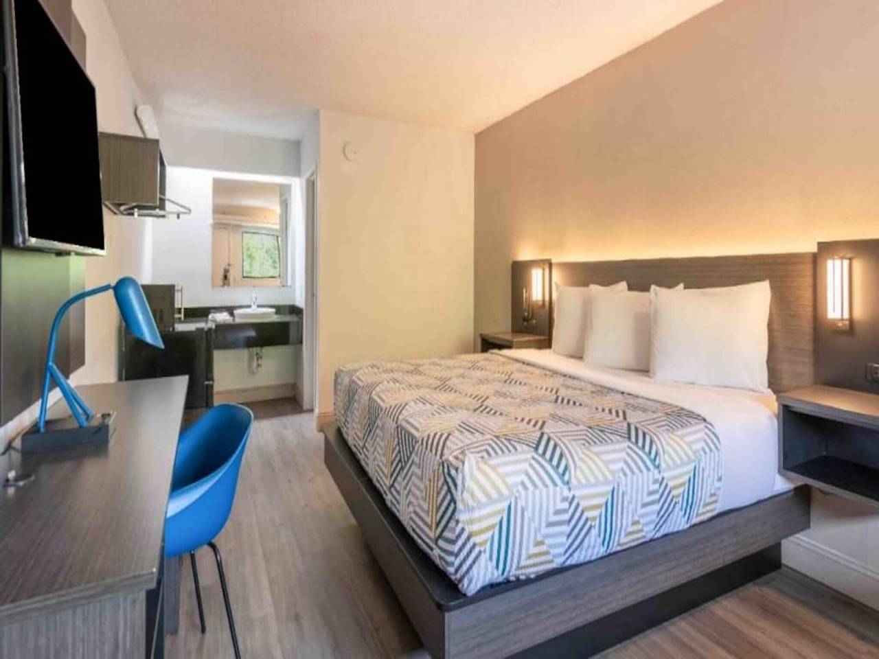 Ganze Wohnung, Sauberes Ada-konformes Kingsize-Bett | Nsmk in Montclaire South, Charlotte