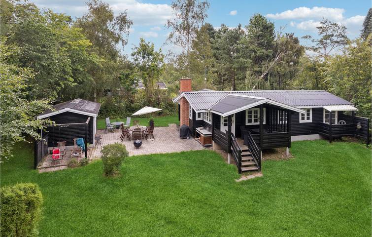 Ferieudlejning for 7 personer, med Terrasse og Have i Vig