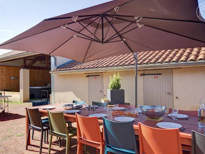 Gîte pour 12 personnes, avec jardin dans Montbrison - 2