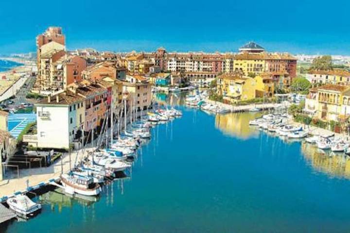 Apartamento para 3 personas, con piscina y vistas al lago además de vistas y terraza en Port Saplaya