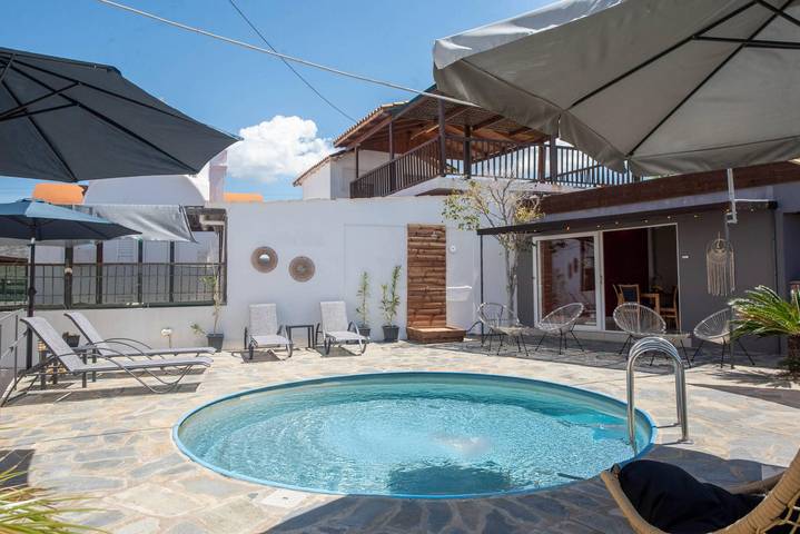 Ferienwohnung für 4 Personen, mit Meerblick und Garten sowie Balkon und Pool in Agios Nikolaos