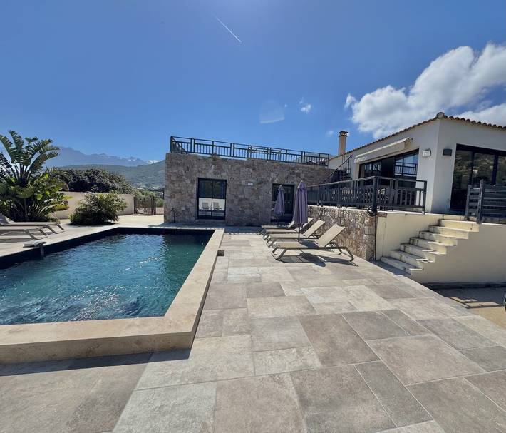 Villa pour 8 personnes, avec piscine et jardin, animaux acceptés à Calvi