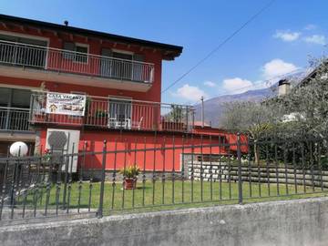 Gîte pour 6 personnes, avec terrasse et vue, animaux acceptés à Dubino
