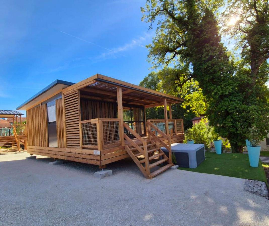Les Lodges d'Emeraude in Maisod, Lac de Vouglans