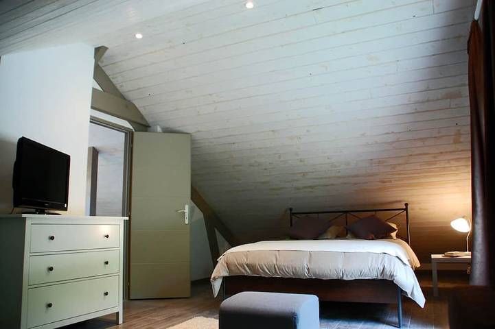 Gîte pour 8 personnes, avec jardin à Doucier - 3