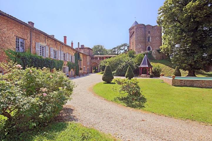 Location de vacances pour 2 personnes, avec Terrasse et Jardin ainsi que Piscine et Vue à Joyeux