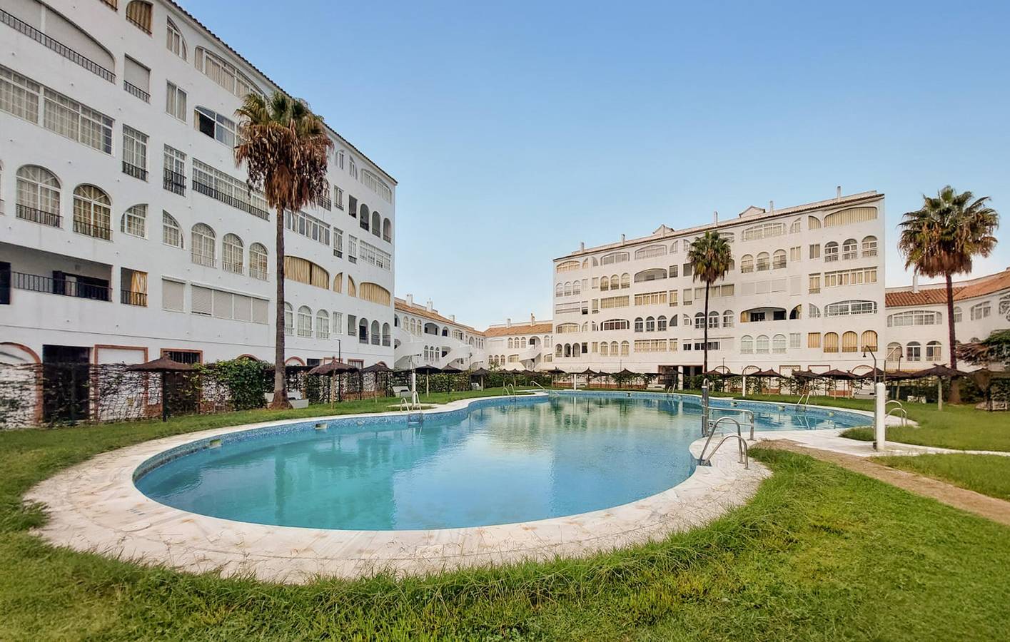 Apartamento vacacional entero, Seaside Haven: 600m de la Playa de la Bota, Piscina y Garaje in Punta Umbría, Costa de la Luz