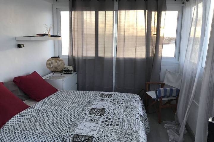 Appartement entier, Front de mer - accès direct plage - vue exceptionnelle sur la baie de Corralejo in Bajo del Medio (La Oliva), La Oliva