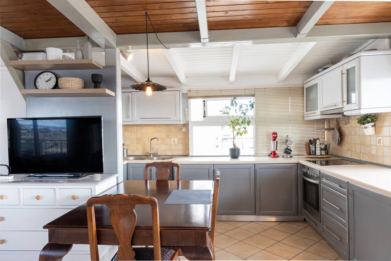 Geheel appartement, Sunny Loft with a Panoramic Sea View in Voula in Voula, Oostkust Regio Attika