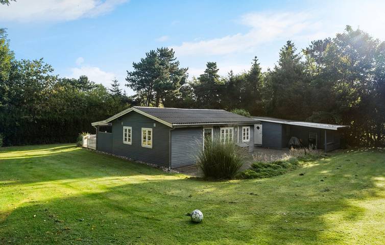 Ferieudlejning for 7 personer, med Terrasse og Have i Lumsås