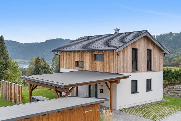 Ferienhaus 'Almrausch' mit Seeblick, privater Terrasse und WLAN in Bodensdorf, Gerlitzen