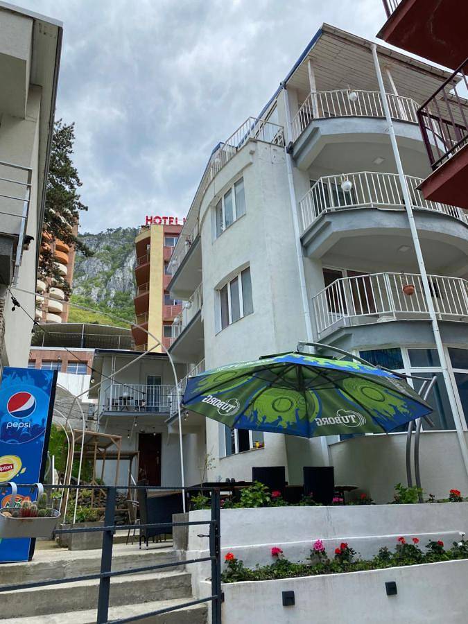 Maison d’hôte pour 3 personnes, avec piscine ainsi que jardin et vue, animaux acceptés