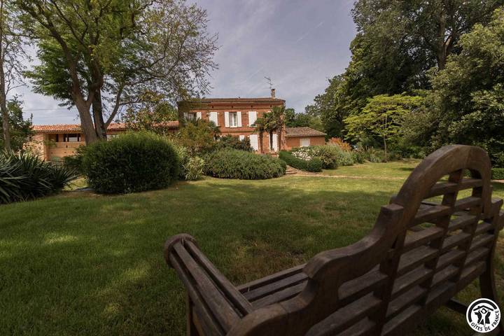 Gîte pour 8 personnes, avec Terrasse ainsi que Jardin et Piscine dans Aurin