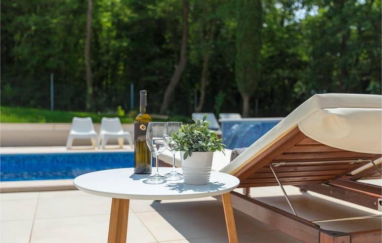 Amplio apartamento de 2 dormitorios con piscina, a 2,5 km de la playa in Pula-Medulin, Pula