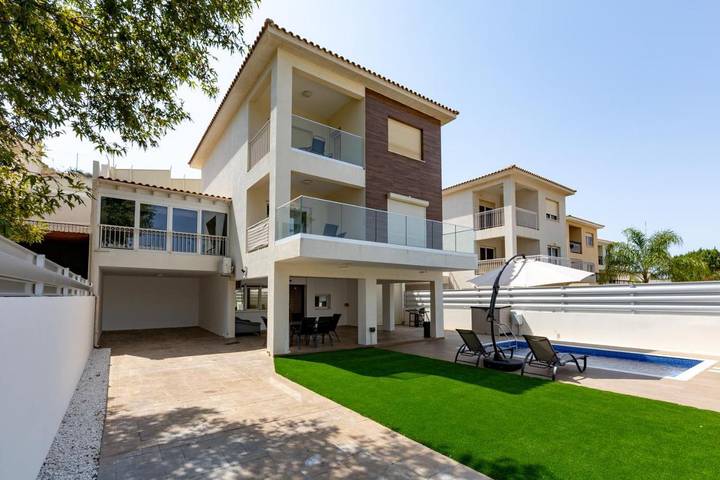 Villa for 12 people, with Balcony and Terrace as well as Garden and Pool in Limassol