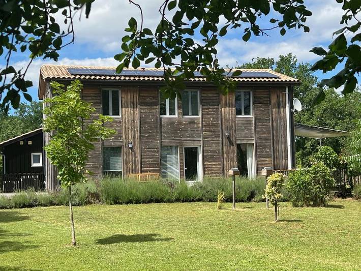 Location de vacances pour 8 personnes, avec Terrasse et Jardin ainsi que Piscine et Vue à Dévillac
