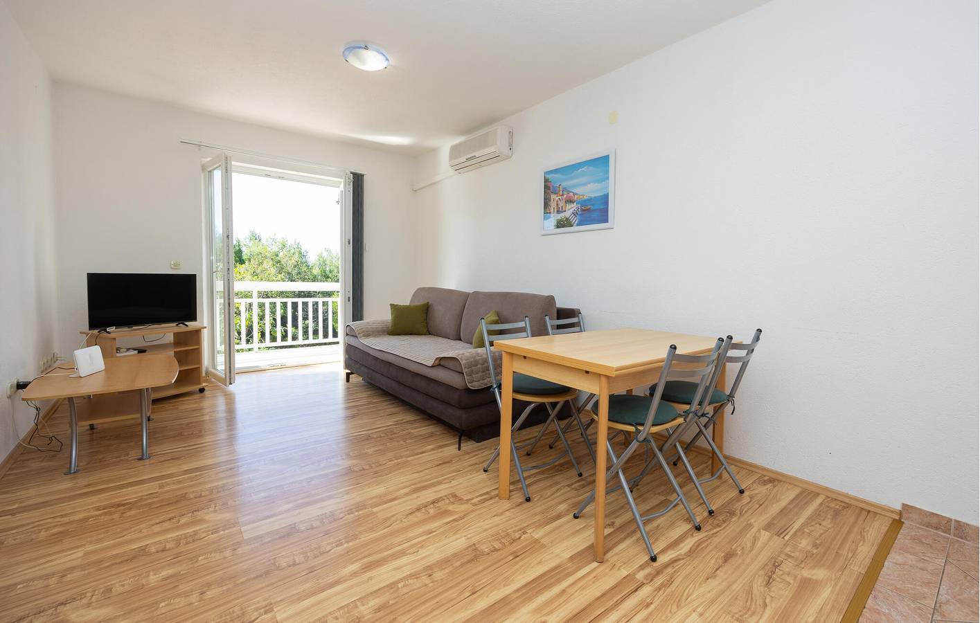Ganze Ferienwohnung, Charmantes Apartment mit Terrasse, WLAN, Parkplatz, 600 m vom Strand entfernt in Lokva Rogoznica, Omis-Riviera
