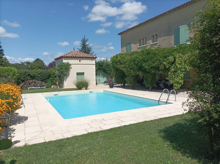 Gîte pour 11 personnes, avec jardin ainsi que terrasse et piscine