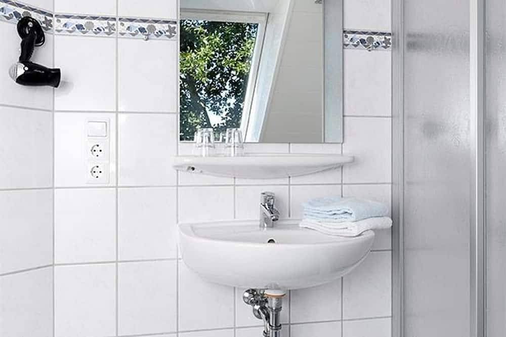 Doppelzimmer mit Balkon oder Terrasse - Doppelzimmer in der Hotel-Pension in Neuharlingersiel, Nordseeküste