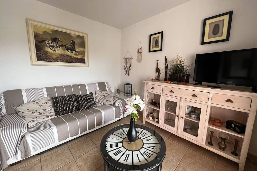 Entire apartment, 1-Bedroom Apartment with Pool View in Secure Residence, Cambo-les-Bains in Cambo-les-Bains, Bayonne region