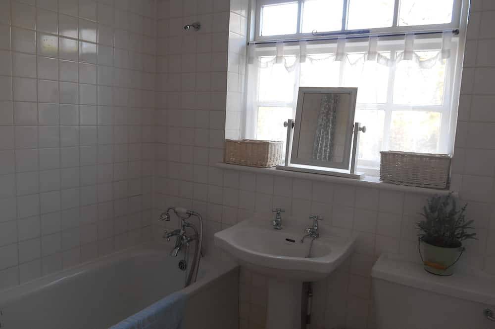 Mersea Island Cottage by the beach and waterside. Some July weekends available in Mersea Island, Colchester