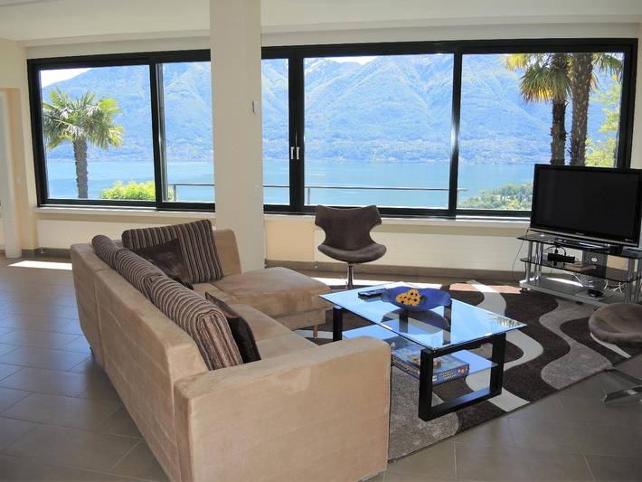 Ganze Wohnung, Wohnung an toller Aussichtslage mit grosser Terrasse und Garten. in Orselina, Tessiner Alpen