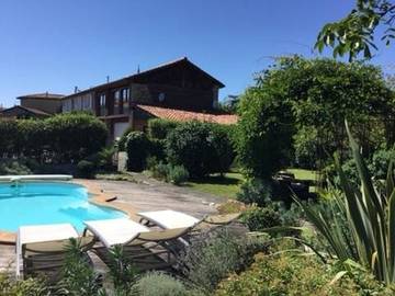 Chambre d’hôte pour 4 personnes, avec piscine ainsi que jardin et vue, adapté aux familles à Villeneuve-de-Rivière