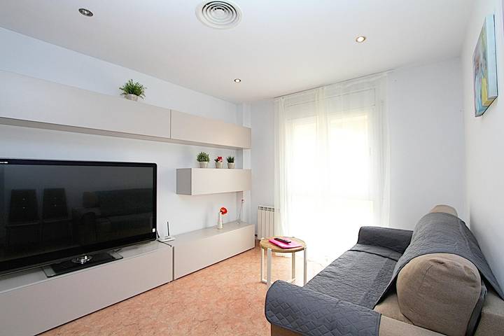 Appartamento intero, Appartamento di 110 m2 su due piani, ampio terrazzo, 100 metri dalla spiaggia, aria condizionata, parcheggio, in Central Lloret de Mar, Lloret de Mar