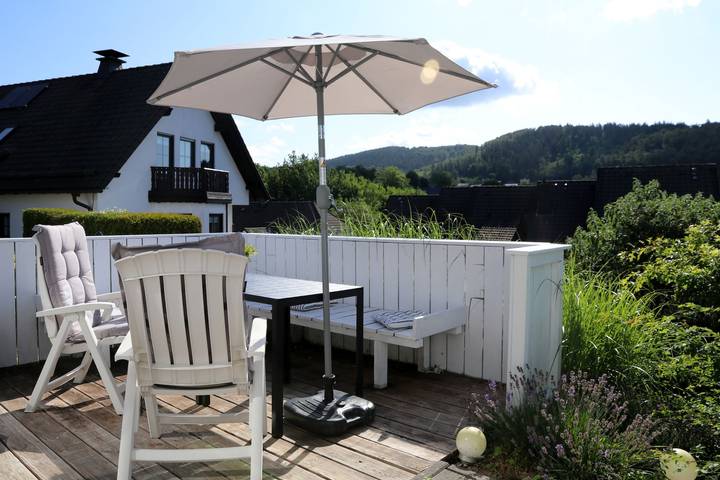 Bungalow für 2 Personen, mit Balkon/Terrasse und Terrasse sowie Garten im Sauerland